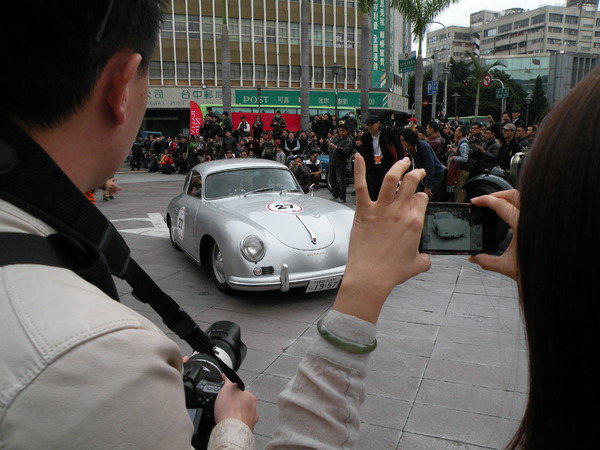 感謝臺灣2013 RALLY NIPPON古董車環台(臺中場)：1021128[官本金文愛台灣]2013 RALLY NIPPON古董車環台創辦人小林雄介感謝臺灣於日本311震災時大力協助賑災