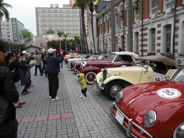 感謝臺灣2013 RALLY NIPPON古董車環台(臺中場)：1021128[官本金文愛台灣]2013 RALLY NIPPON古董車環台創辦人小林雄介感謝臺灣於日本311震災時大力協助賑災