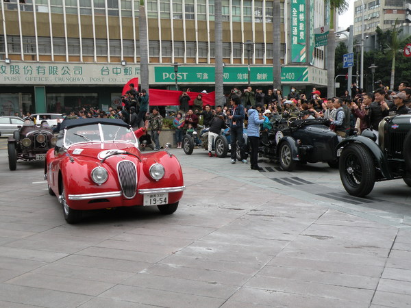 感謝臺灣2013 RALLY NIPPON古董車環台(臺中場)：1021128[官本金文愛台灣]2013 RALLY NIPPON古董車環台創辦人小林雄介感謝臺灣於日本311震災時大力協助賑災
