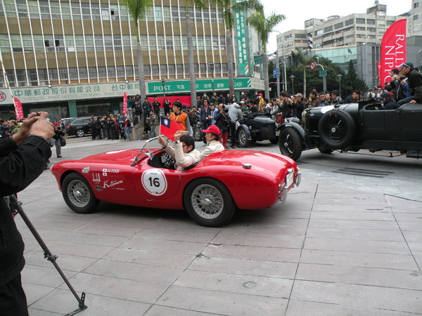 感謝臺灣2013 RALLY NIPPON古董車環台(臺中場)：1021128[官本金文愛台灣]2013 RALLY NIPPON古董車環台創辦人小林雄介感謝臺灣於日本311震災時大力協助賑災