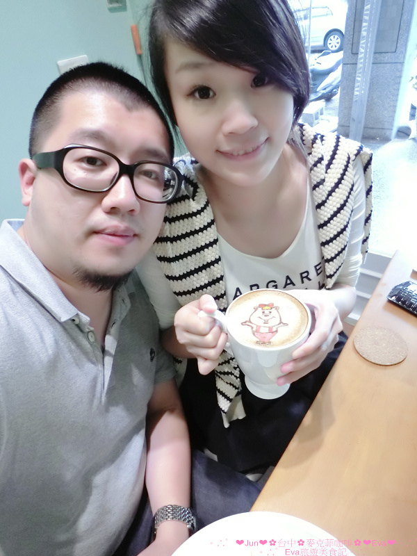 麥克菲咖啡館：【食記】oO。。台中　McFee Cafe（麥克菲二訪）　可指定拉花，一點也難不倒店家！Wc小熊和緊身衣少年拉花醋咪篇～o○。