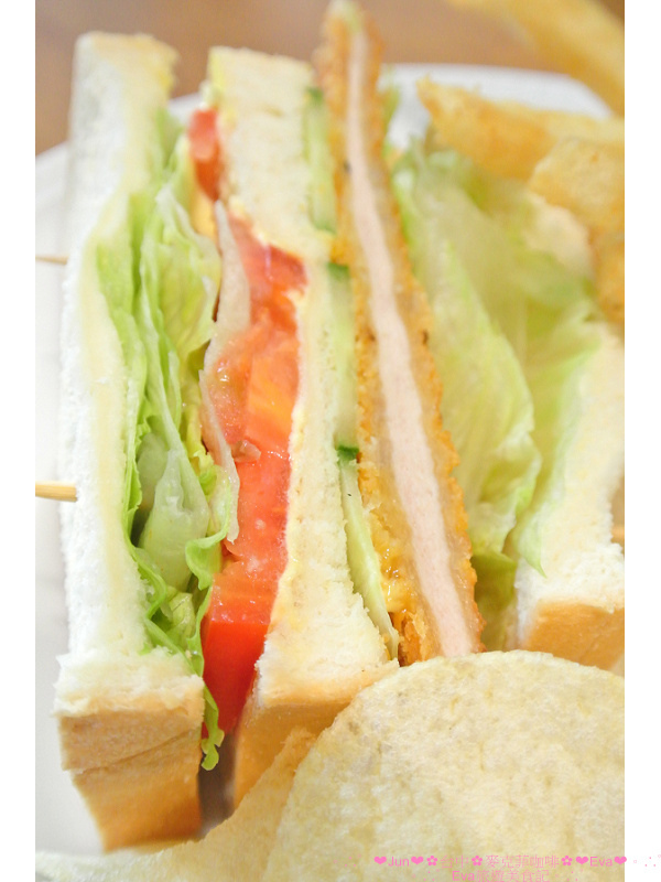 麥克菲咖啡館：【食記】oO。。台中　McFee Cafe（麥克菲二訪）　可指定拉花，一點也難不倒店家！Wc小熊和緊身衣少年拉花醋咪篇～o○。