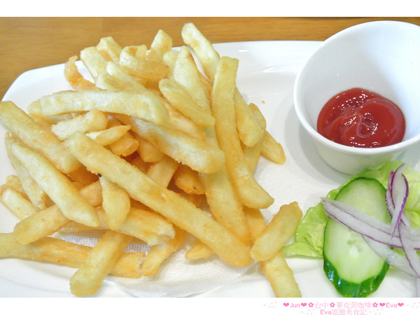 麥克菲咖啡館：【食記】oO。。台中　McFee Cafe（麥克菲二訪）　可指定拉花，一點也難不倒店家！Wc小熊和緊身衣少年拉花醋咪篇～o○。