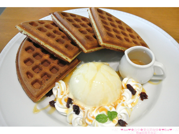 麥克菲咖啡館：【食記】oO。。台中　McFee Cafe（麥克菲二訪）　可指定拉花，一點也難不倒店家！Wc小熊和緊身衣少年拉花醋咪篇～o○。