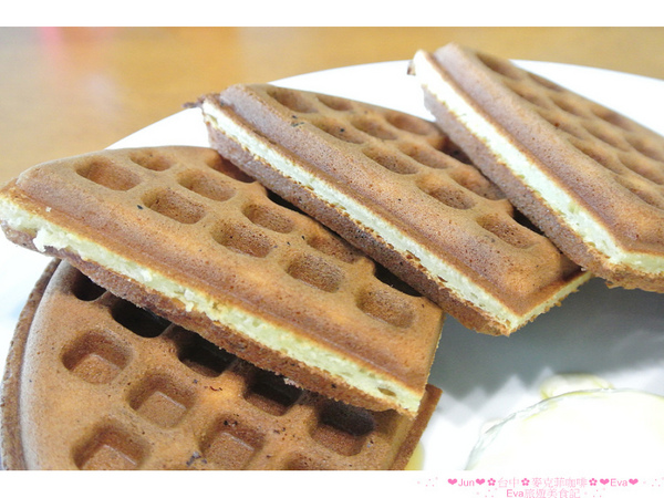 麥克菲咖啡館：【食記】oO。。台中　McFee Cafe（麥克菲二訪）　可指定拉花，一點也難不倒店家！Wc小熊和緊身衣少年拉花醋咪篇～o○。