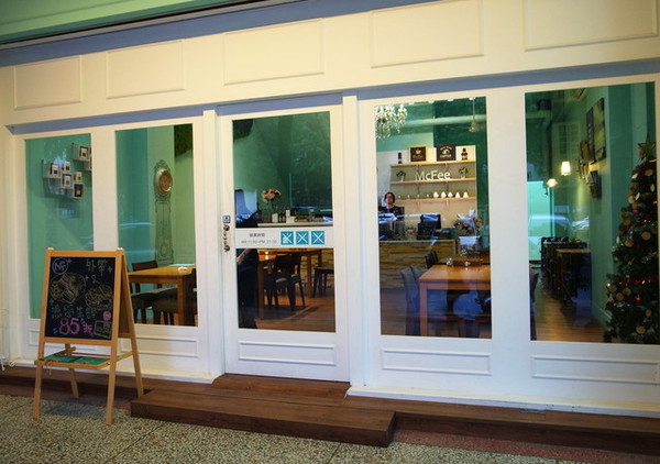 麥克菲咖啡館:<台中|西屯>限量客製化彩色拉花~超卡挖娃海綿飽飽拉花~麥克菲輕食咖啡 McFee Cafe