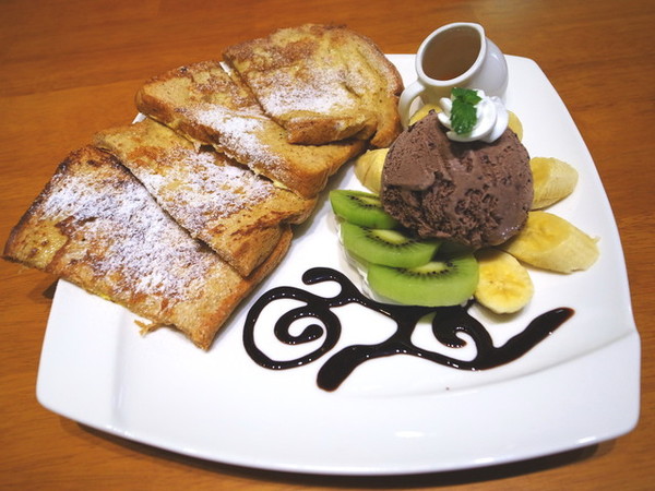 麥克菲咖啡館:<台中|西屯>限量客製化彩色拉花~超卡挖娃海綿飽飽拉花~麥克菲輕食咖啡 McFee Cafe