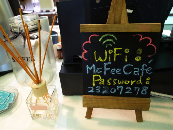 麥克菲咖啡館:<台中|西屯>限量客製化彩色拉花~超卡挖娃海綿飽飽拉花~麥克菲輕食咖啡 McFee Cafe