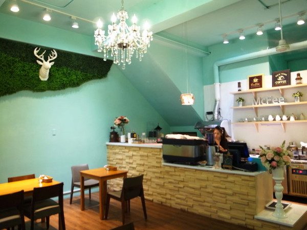 麥克菲咖啡館:<台中|西屯>限量客製化彩色拉花~超卡挖娃海綿飽飽拉花~麥克菲輕食咖啡 McFee Cafe