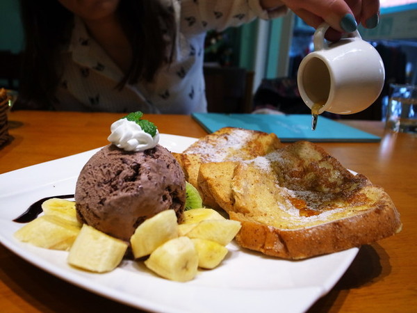 麥克菲咖啡館:<台中|西屯>限量客製化彩色拉花~超卡挖娃海綿飽飽拉花~麥克菲輕食咖啡 McFee Cafe