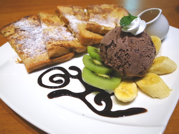 麥克菲咖啡館:<台中|西屯>限量客製化彩色拉花~超卡挖娃海綿飽飽拉花~麥克菲輕食咖啡 McFee Cafe