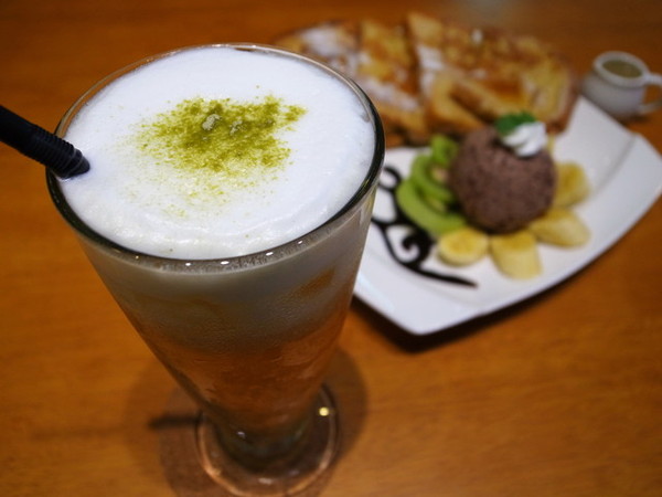 麥克菲咖啡館:<台中|西屯>限量客製化彩色拉花~超卡挖娃海綿飽飽拉花~麥克菲輕食咖啡 McFee Cafe