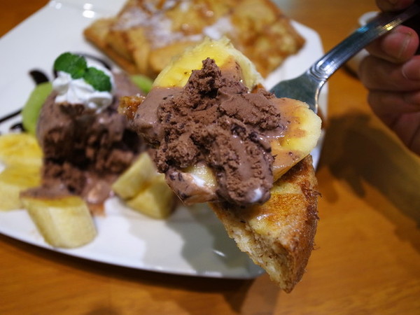 麥克菲咖啡館:<台中|西屯>限量客製化彩色拉花~超卡挖娃海綿飽飽拉花~麥克菲輕食咖啡 McFee Cafe