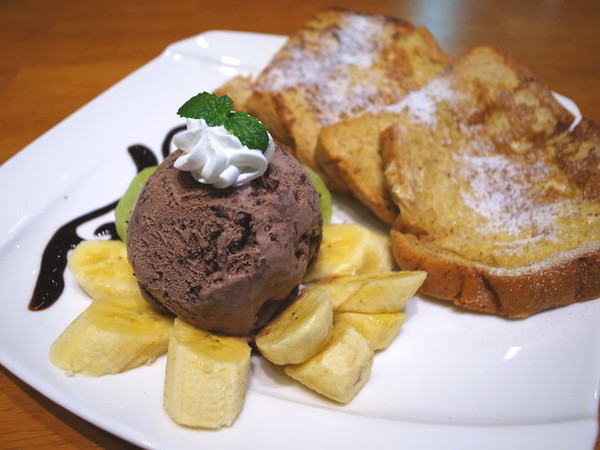 麥克菲咖啡館:<台中|西屯>限量客製化彩色拉花~超卡挖娃海綿飽飽拉花~麥克菲輕食咖啡 McFee Cafe