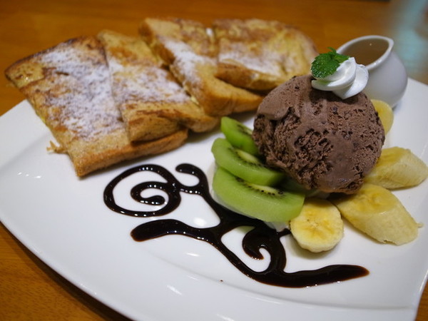 麥克菲咖啡館:<台中|西屯>限量客製化彩色拉花~超卡挖娃海綿飽飽拉花~麥克菲輕食咖啡 McFee Cafe