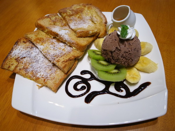 麥克菲咖啡館:<台中|西屯>限量客製化彩色拉花~超卡挖娃海綿飽飽拉花~麥克菲輕食咖啡 McFee Cafe