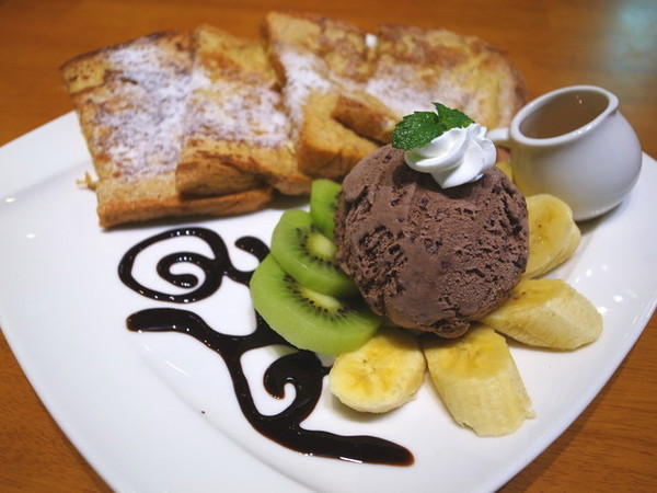 麥克菲咖啡館:<台中|西屯>限量客製化彩色拉花~超卡挖娃海綿飽飽拉花~麥克菲輕食咖啡 McFee Cafe