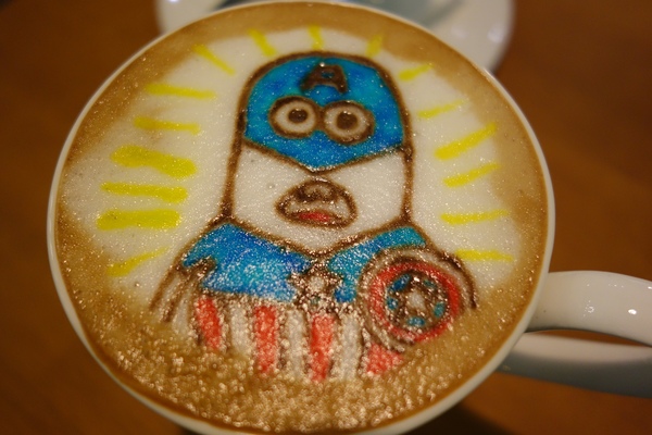 麥克菲咖啡館：1030325[官本金文愛台灣]還不能看到美國隊長2酷寒戰士先化身小小兵美國隊長到McFee Cafe'麥克菲咖啡館喝咖啡拯救地球一下