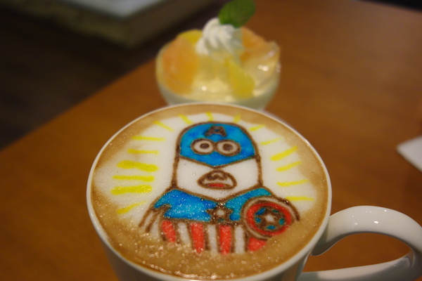 麥克菲咖啡館：1030325[官本金文愛台灣]還不能看到美國隊長2酷寒戰士先化身小小兵美國隊長到McFee Cafe'麥克菲咖啡館喝咖啡拯救地球一下