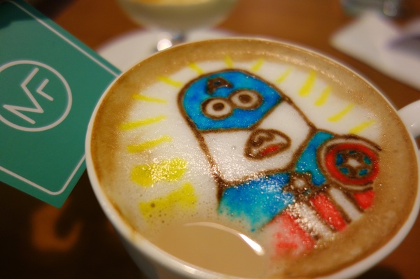 麥克菲咖啡館：1030325[官本金文愛台灣]還不能看到美國隊長2酷寒戰士先化身小小兵美國隊長到McFee Cafe'麥克菲咖啡館喝咖啡拯救地球一下