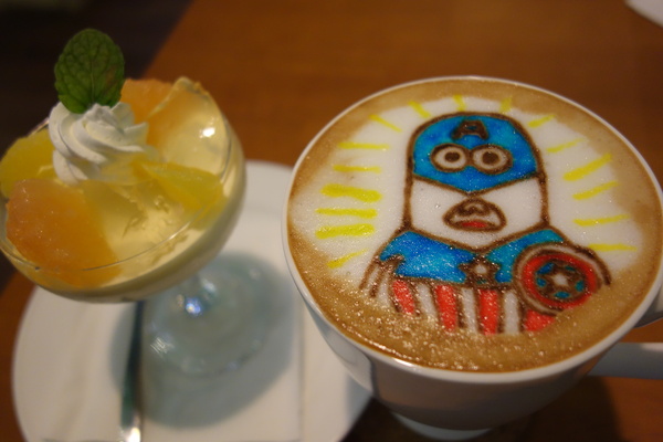 麥克菲咖啡館：1030325[官本金文愛台灣]還不能看到美國隊長2酷寒戰士先化身小小兵美國隊長到McFee Cafe'麥克菲咖啡館喝咖啡拯救地球一下