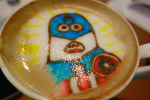 麥克菲咖啡館：1030325[官本金文愛台灣]還不能看到美國隊長2酷寒戰士先化身小小兵美國隊長到McFee Cafe'麥克菲咖啡館喝咖啡拯救地球一下