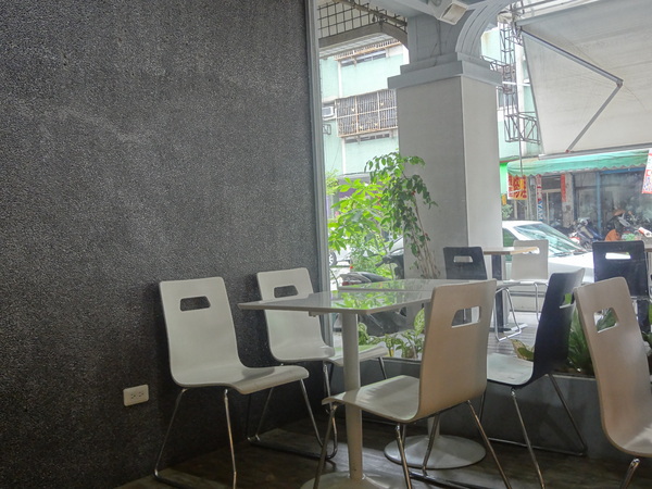 白茶趣：1020826[官本金文愛台灣]等了快一小時餐都沒有上的白茶趣又是慘淡悲慘第二雷