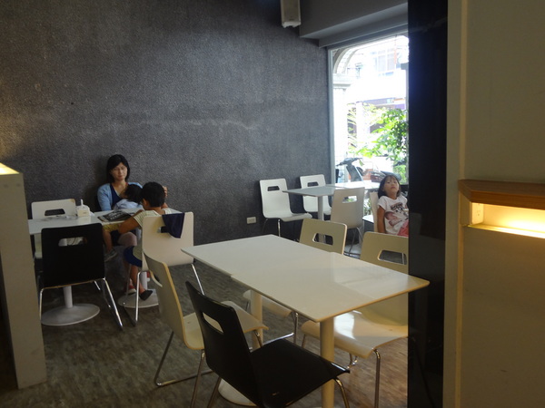 白茶趣：1020826[官本金文愛台灣]等了快一小時餐都沒有上的白茶趣又是慘淡悲慘第二雷