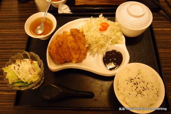 千衛和風食堂(中科店):【台中西屯】千衛和風食堂(中科店)-起司豬排瘋狂牽絲,起司愛好者的最愛!