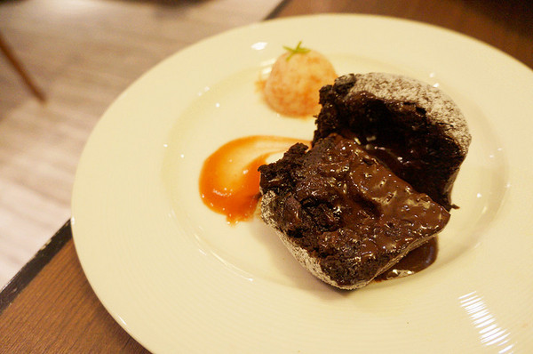 Caldo Cafe咖朵咖啡:忠孝復興♬鬧區巷弄裡法式下午茶,品嘗漫步雲端溫熱綿密舒芙蕾 Caldo Cafe咖朵咖啡