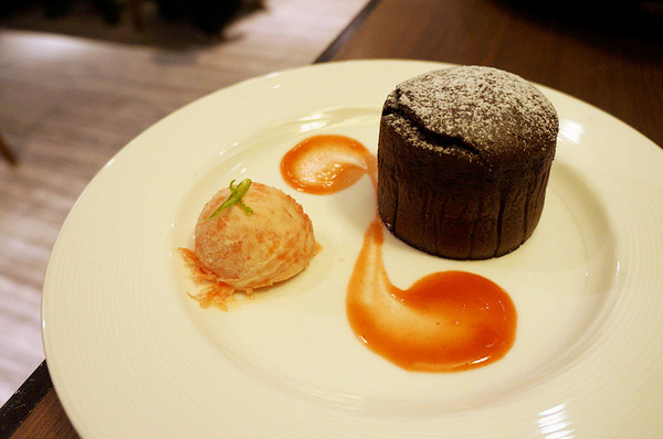 Caldo Cafe咖朵咖啡:忠孝復興♬鬧區巷弄裡法式下午茶,品嘗漫步雲端溫熱綿密舒芙蕾 Caldo Cafe咖朵咖啡