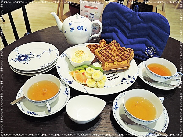 皇家哥本哈根咖啡輕食複合店 Royal Copenhagen:✜ 再訪北歐風滴咖啡館:皇冠鬆餅&小美人魚下午茶-「皇家哥本哈根咖啡輕食複合店 Royal Copenhagen」