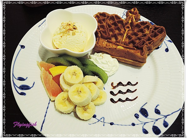 皇家哥本哈根咖啡輕食複合店 Royal Copenhagen:✜ 再訪北歐風滴咖啡館:皇冠鬆餅&小美人魚下午茶-「皇家哥本哈根咖啡輕食複合店 Royal Copenhagen」