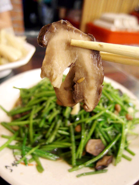 甕窯雞：【宜蘭】甕窯雞(礁溪總店)。龍眼木悶烤出美味土雞。在地古早味