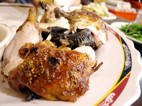 甕窯雞：【宜蘭】甕窯雞(礁溪總店)。龍眼木悶烤出美味土雞。在地古早味