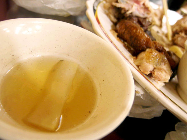 甕窯雞：【宜蘭】甕窯雞(礁溪總店)。龍眼木悶烤出美味土雞。在地古早味