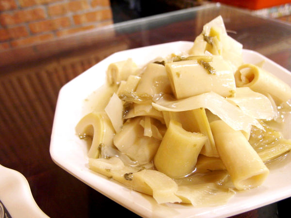 甕窯雞：【宜蘭】甕窯雞(礁溪總店)。龍眼木悶烤出美味土雞。在地古早味