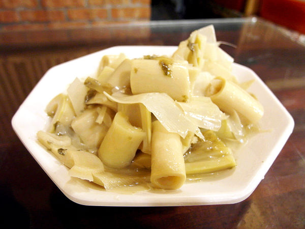 甕窯雞：【宜蘭】甕窯雞(礁溪總店)。龍眼木悶烤出美味土雞。在地古早味