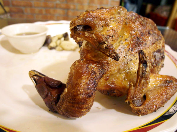 甕窯雞：【宜蘭】甕窯雞(礁溪總店)。龍眼木悶烤出美味土雞。在地古早味