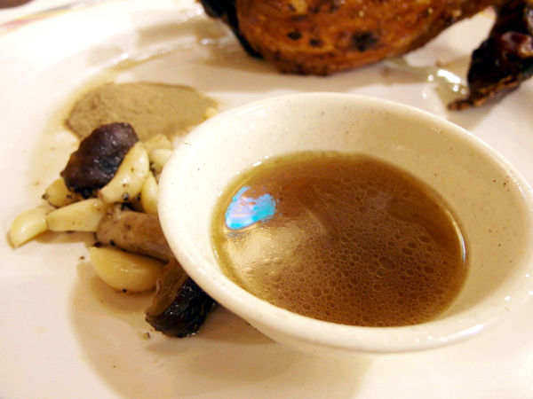 甕窯雞：【宜蘭】甕窯雞(礁溪總店)。龍眼木悶烤出美味土雞。在地古早味