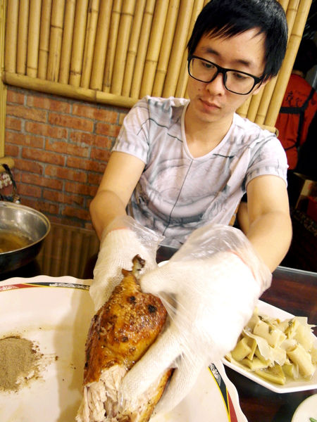 甕窯雞：【宜蘭】甕窯雞(礁溪總店)。龍眼木悶烤出美味土雞。在地古早味