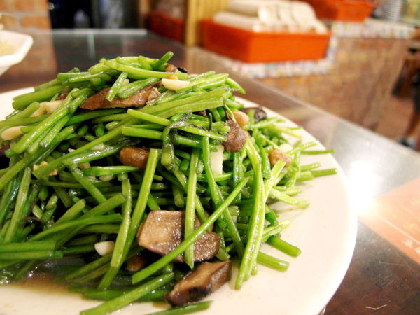 甕窯雞：【宜蘭】甕窯雞(礁溪總店)。龍眼木悶烤出美味土雞。在地古早味