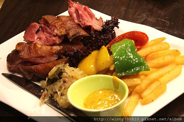 饕客Foodies：台北/內湖 內湖科學園區內，中西合併，紅磚復古混搭現代風挑高餐廳！【Foodies饕客創意台菜】捷運港墘站