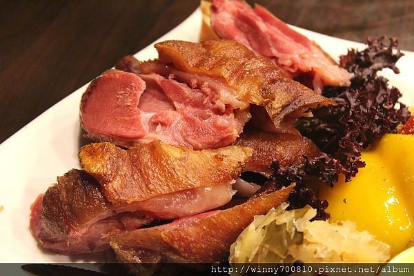 饕客Foodies：台北/內湖 內湖科學園區內，中西合併，紅磚復古混搭現代風挑高餐廳！【Foodies饕客創意台菜】捷運港墘站