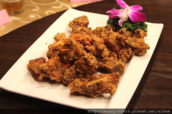 饕客Foodies：台北/內湖 內湖科學園區內，中西合併，紅磚復古混搭現代風挑高餐廳！【Foodies饕客創意台菜】捷運港墘站