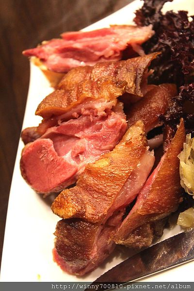 饕客Foodies：台北/內湖 內湖科學園區內，中西合併，紅磚復古混搭現代風挑高餐廳！【Foodies饕客創意台菜】捷運港墘站