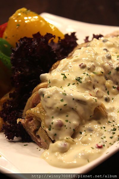 饕客Foodies：台北/內湖 內湖科學園區內，中西合併，紅磚復古混搭現代風挑高餐廳！【Foodies饕客創意台菜】捷運港墘站