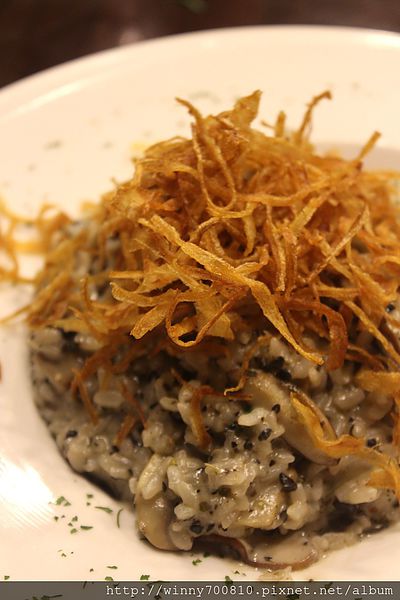 饕客Foodies：台北/內湖 內湖科學園區內，中西合併，紅磚復古混搭現代風挑高餐廳！【Foodies饕客創意台菜】捷運港墘站