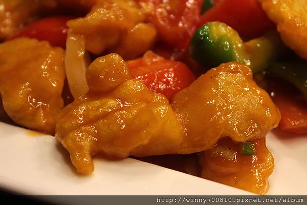 饕客Foodies：台北/內湖 內湖科學園區內，中西合併，紅磚復古混搭現代風挑高餐廳！【Foodies饕客創意台菜】捷運港墘站