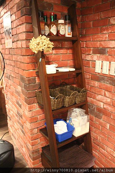 饕客Foodies：台北/內湖 內湖科學園區內，中西合併，紅磚復古混搭現代風挑高餐廳！【Foodies饕客創意台菜】捷運港墘站